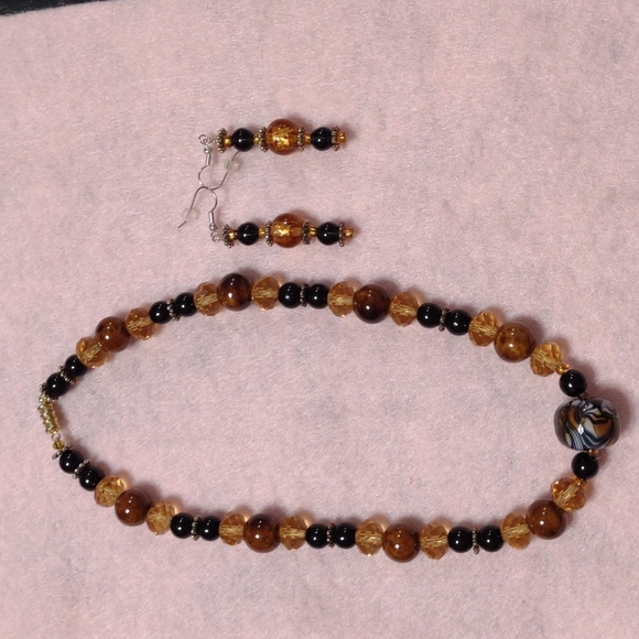 Beaded necklace and earrings - Picture 1 of 4